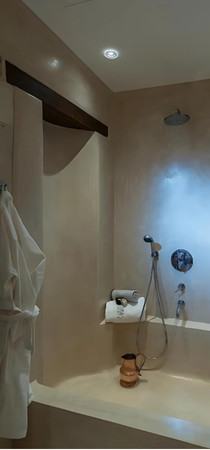 Serenissima amenities bathroom PA