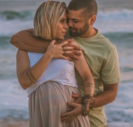 babymoon_hero_vacation_by_the_sea_cv