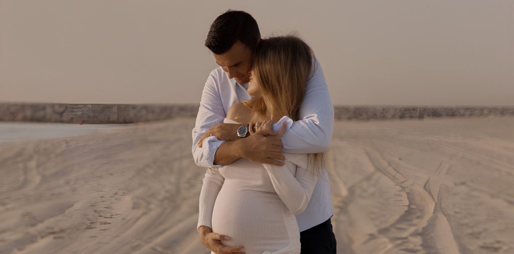babymoon_couple_in_crete_by_the_beach_featured_pa